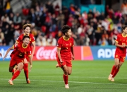 LOL赛事-女足比赛壮观场面吸引众多球迷