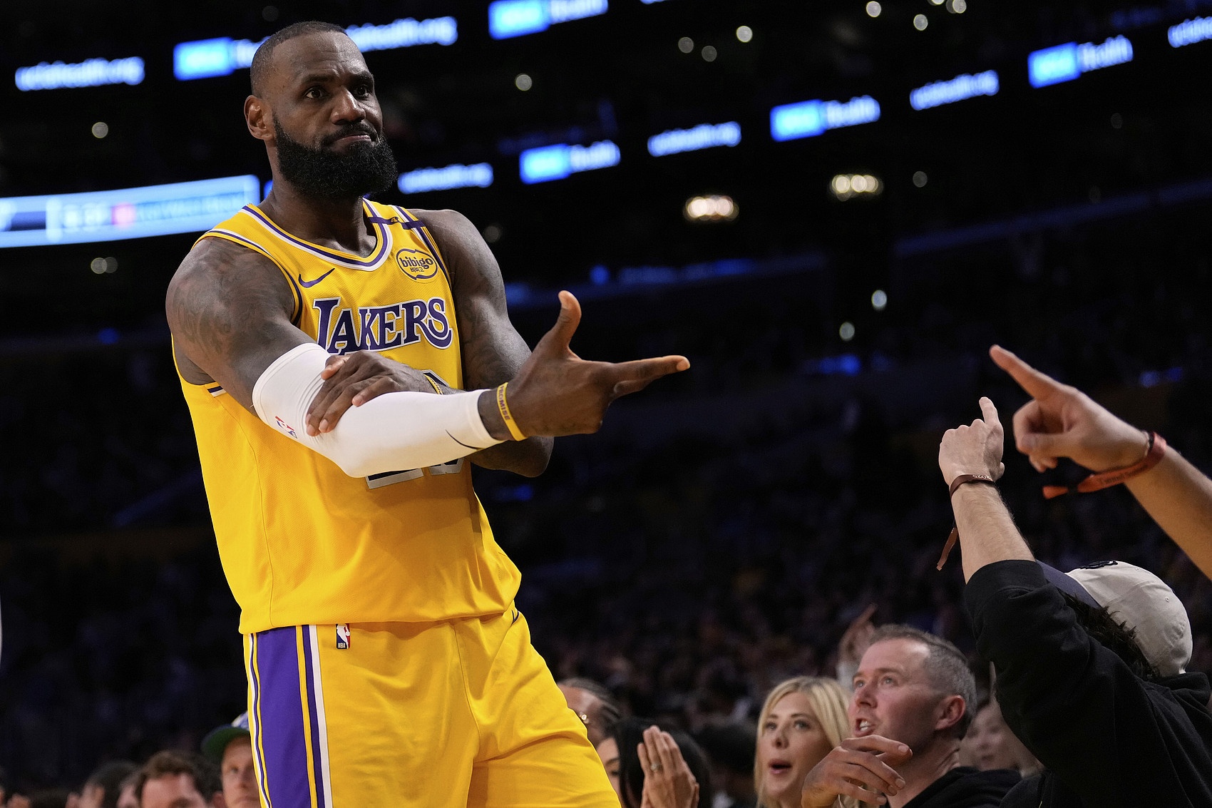 詹姆斯绝杀进决赛,湖人闯入总决赛的简单介绍 詹姆斯绝杀进决赛,湖人闯入总决赛的简单介绍