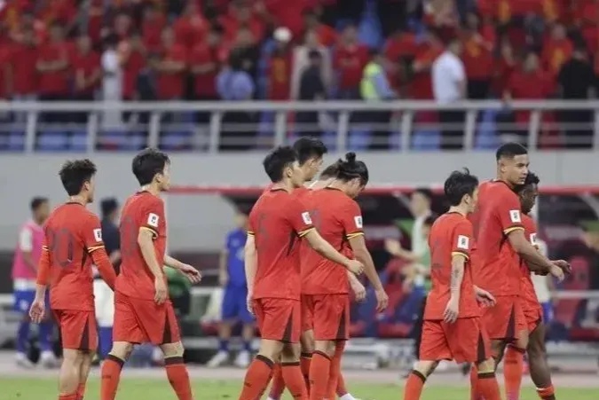 包含东亚球队实力争雄，体育竞技激烈对抗的词条