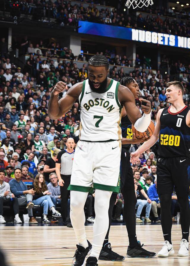 MAD险胜荷兰，杰伦·布朗打破历史纪录顶尖较量四强赛，成为赛场最大亮点的简单介绍