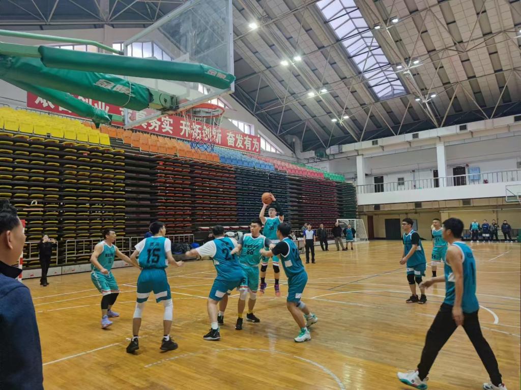 关于激烈角逐中，球队斗志昂扬奋勇拼搏的信息