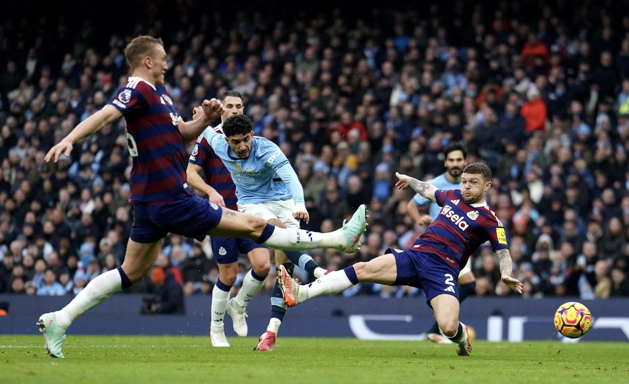 曼城遭遇惨败,积分领先缩小 曼城遭遇惨败,积分领先缩小