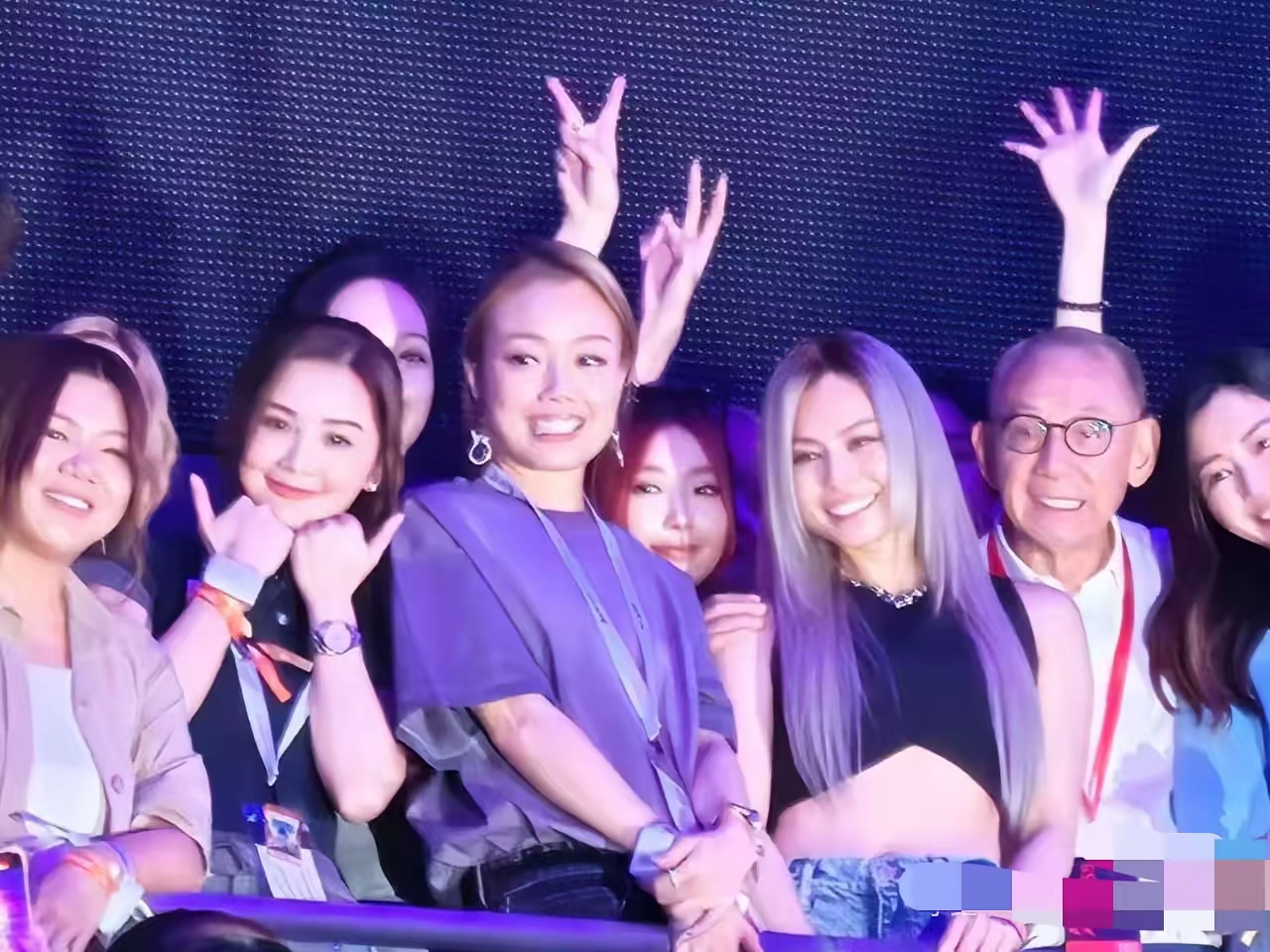 引领时尚!足坛明星赛后派对华丽盛装 引领时尚!足坛明星赛后派对华丽盛装