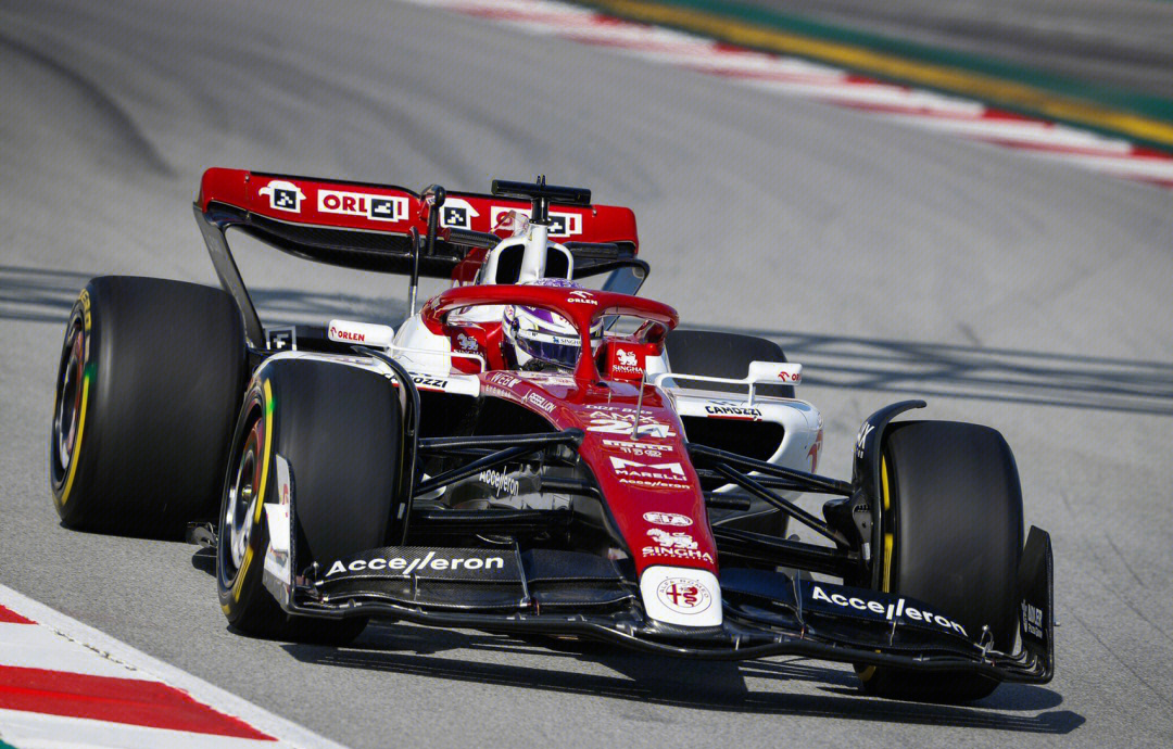 索伯车队轻取哈斯车队，周冠宇点燃赛场的简单介绍