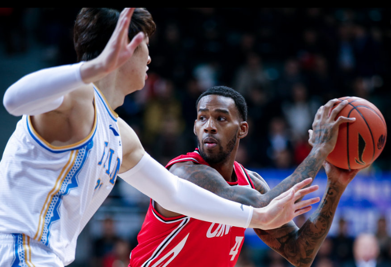 青岛队翻盘天津队，麦科勒姆统治全场