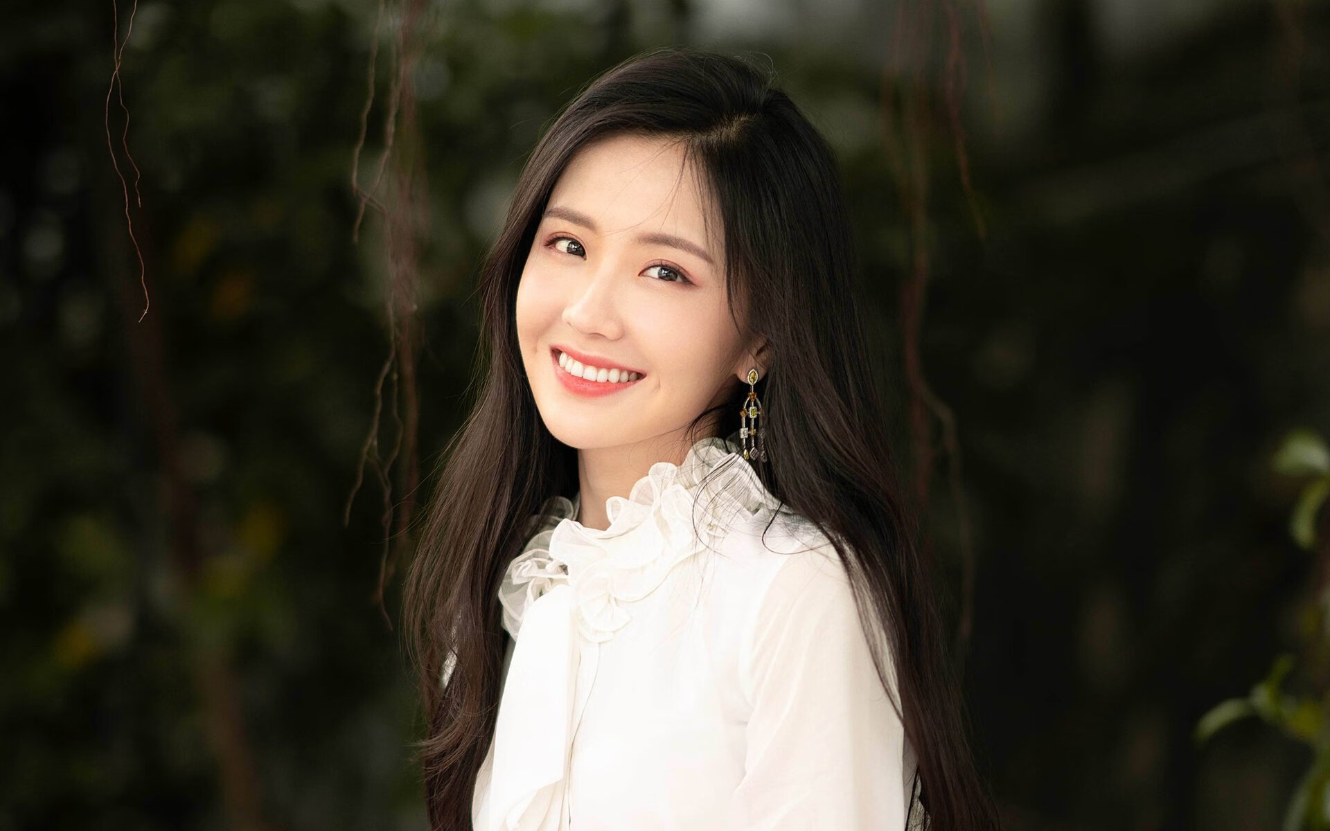 蝴蝶翅膀与精密仪器，当绿茵场的失控遭遇跑道的绝对掌控